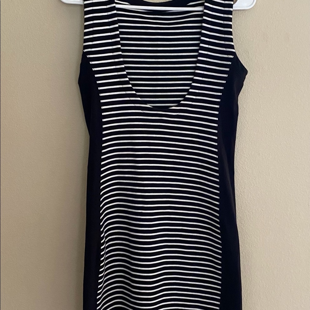 🚨FINAL REDUCED PRICE🚨 Athleta Black & White Striped Dress Size XS EUC - Picture 2 of 7